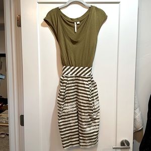Anthropologie casual dress with back tie and pockets size xs. Striped bottom